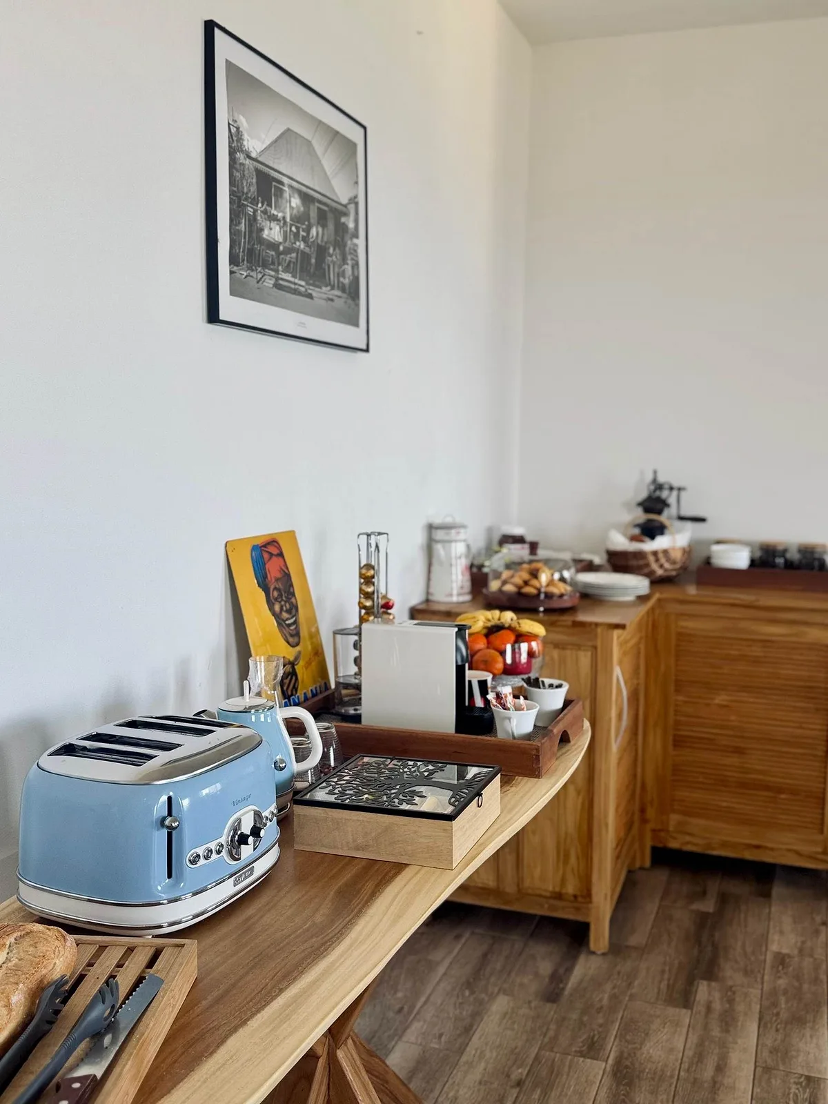 Le buffet du petit déjeuner, pain, confitures et grille-pain