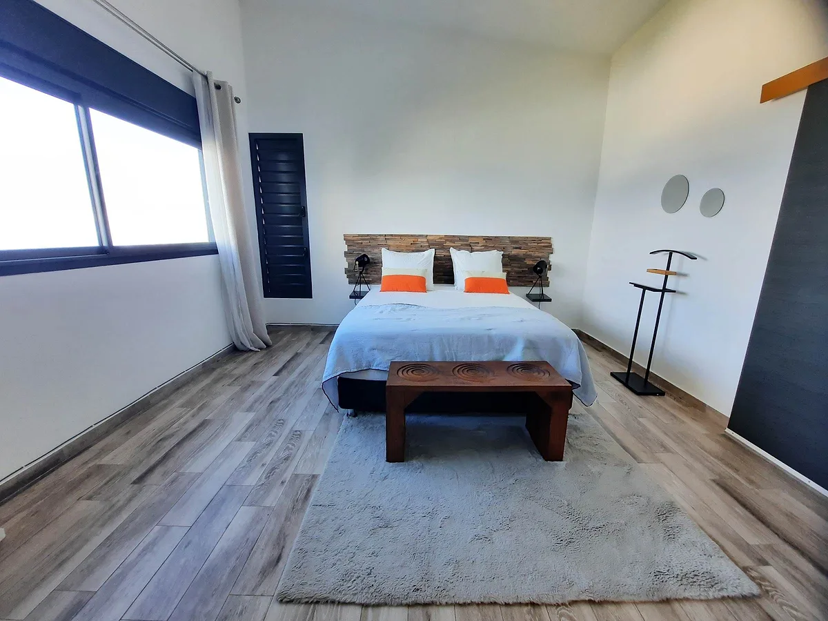 La chambre Géranium, son grand lit et la fenêtre sur l'océan