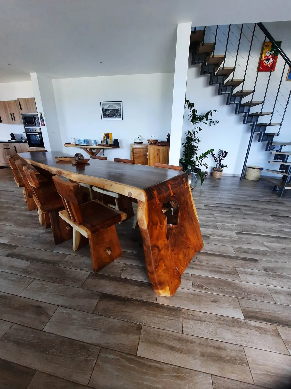 La grande table en bois massif de la villa