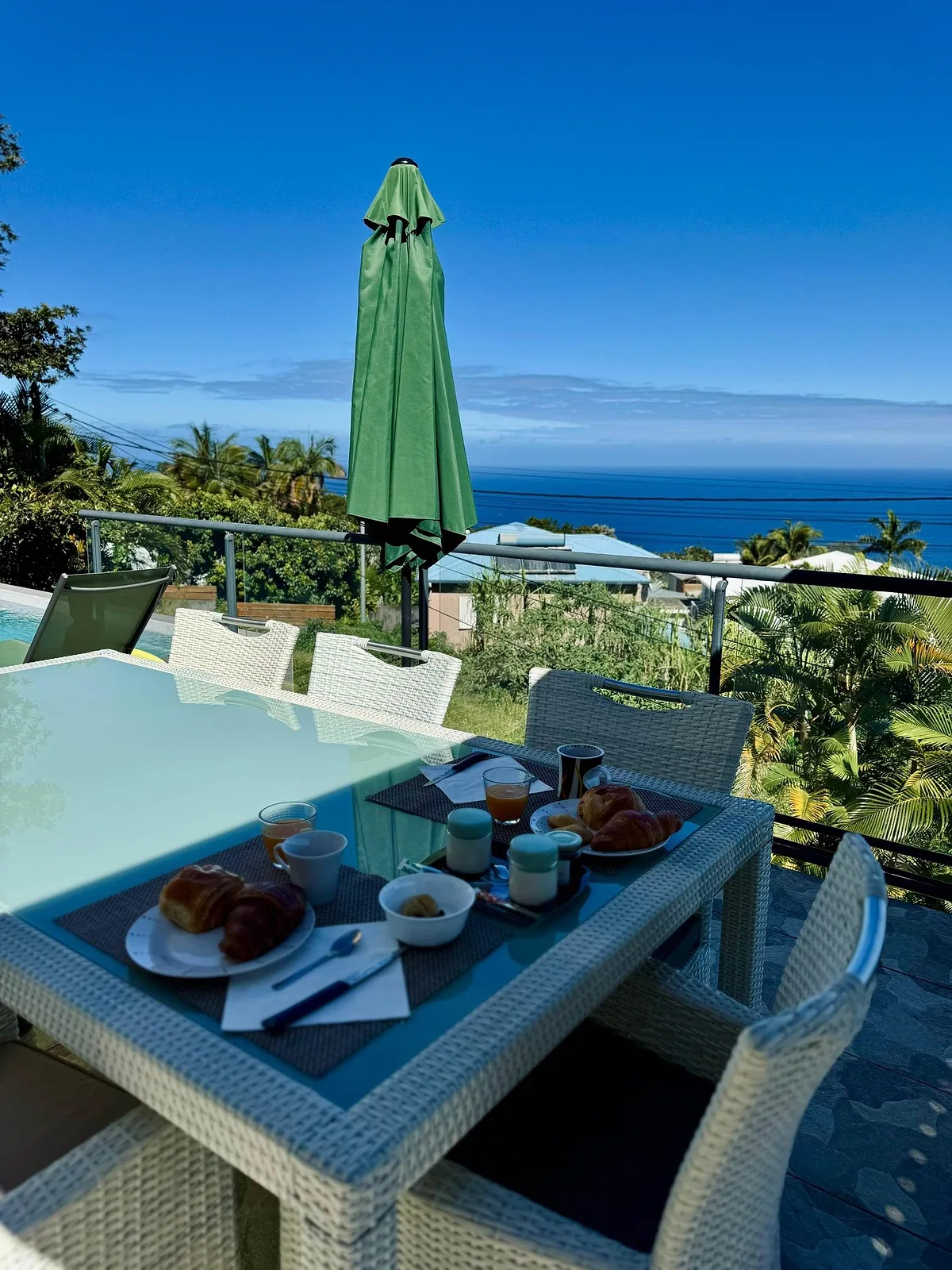 Le petit déjeuner sur la terrasse, sous le parasol, face à la mer