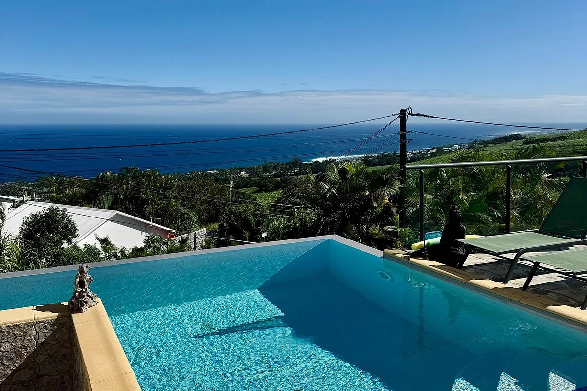 La piscine à débordement de la villa et l'océan Indien à l'horizon, depuis la terrasse