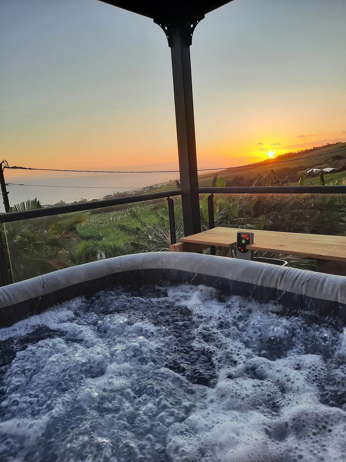 Le spa de la terrasse au coucher du soleil, face à l'océan