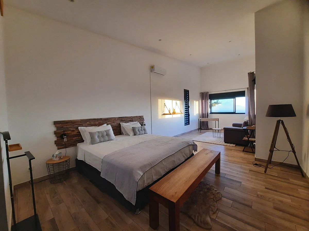 La suite Vanille, son grand lit et son coin salon